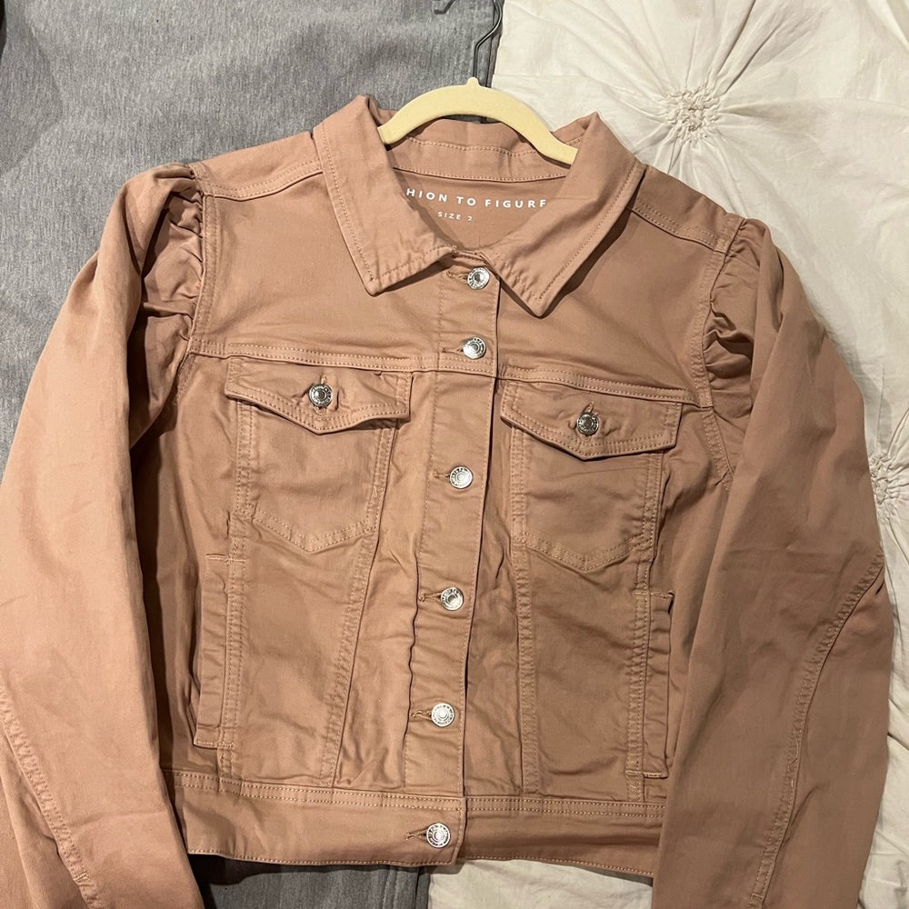 ***NWT*** Cropped Puff Sleeve Denim Jacket 💟